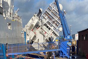 “Grave incidente” en el puerto de Edimburgo: volcó un buque de 3000 toneladas