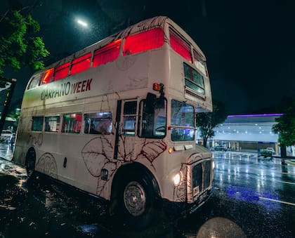 Un bus recorrió el corredor norte hasta llegar al Rosedal de Palermo para disfrutar de la primera noche de festejos.
