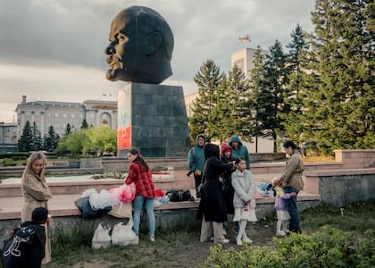 Un busto de la cabeza de Lenin en la plaza central de Ulan-Ude, cerca de la frontera con Mongolia, en Rusia, el 31 de mayo de 2023. El gobierno ruso ha estado pagando a los reclutas militares locales alrededor de 2500 dólares al mes, una suma enorme en una región donde un salario mensual de 500 dólares es más típico.
