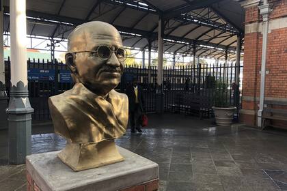 Un busto de Mahatma Gandhi en la estación de Pietermaritzburg