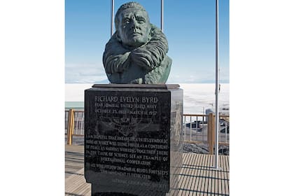 Un busto de Richard Evelyn Byrd en la estación de investigaciones norteamericano McMurdo, en la Antártida
