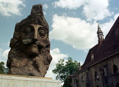 Un busto de Vlad Drácula en Sighisoara, Rumania, el lugar de nacimiento del héroe militar rumano
