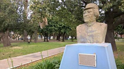 Un busto del loco Ignacio Coliqueo en la plaza de Los Toldos