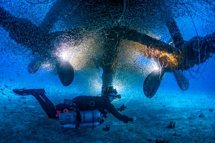 Un buzo pasa por debajo de las hélices del submarino Apogon, en lo profundo de la laguna del atolón Bikini