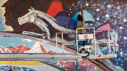 Un caballo blanco, según Walter Lucero, en el nudo vial del acceso este a Mendoza