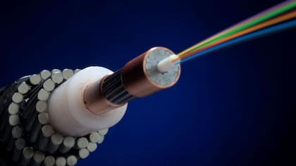 Un cable submarino, con la fibra óptica en el medio y al protección contra humedad y golpes alrededor; mide de 2 a 7 cm de diámetro, según su ubicación