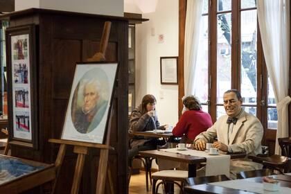 Un Café con Perón, y su característica estatua del general a la mesa