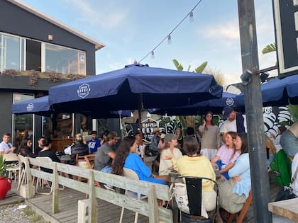 Un café de La Barra, repleto de turistas argentinos