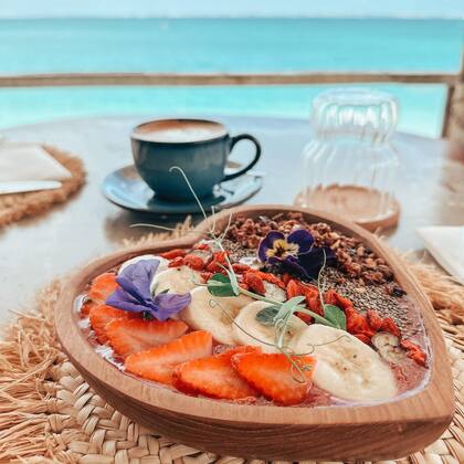 Un café frente al mar, en Rainbow.