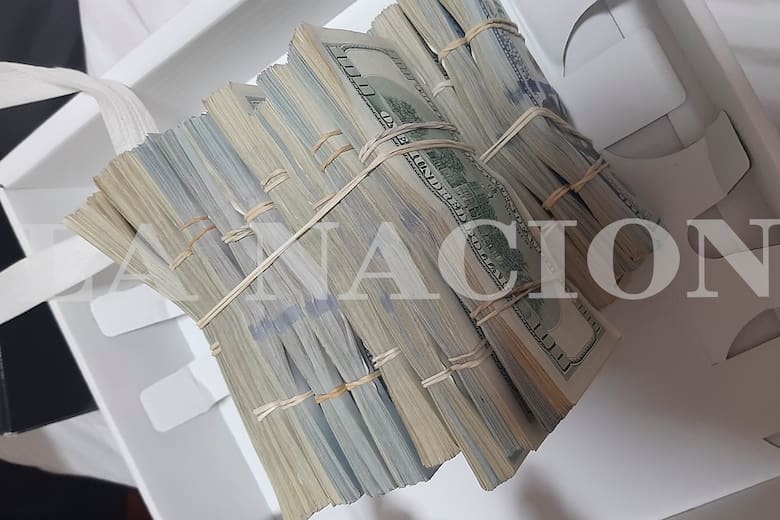 un-caja-de-vinos-con-dolares-camino-al-recorrido-I5Q2JBH3CVBGPLAMYRA3N6YQVE.jpg?auth=be1c7c68faa75354d82fa4f4636892c175eab83ca9961093fa916c749d345b53&width=780&height=520&quality=70&smart=true