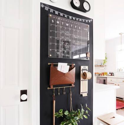 Un calendario de pared, para ir registrando actividades, un estuche para permisos, formularios y comunicaciones, y un anotador o rodillo de papel pueden convertir una pared en desuso en un centro de control digno de la NASA