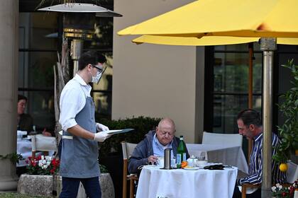 Un camarero toma el pedido en un restaurante de Beverly Hills, en California