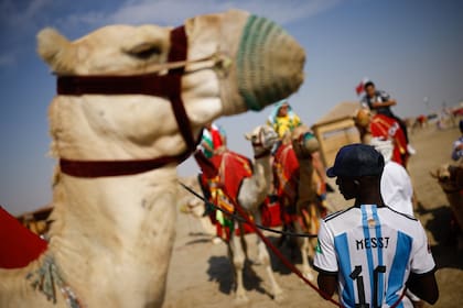 Un camellero con la camiseta de Messi cerca de la frontera que separa Qatar de Arabia Saudita