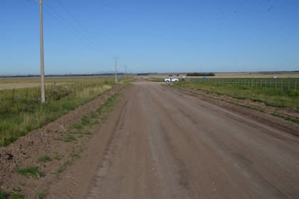 Un camino rural tras el paso de la maquinaria que hace las tareas en la zona