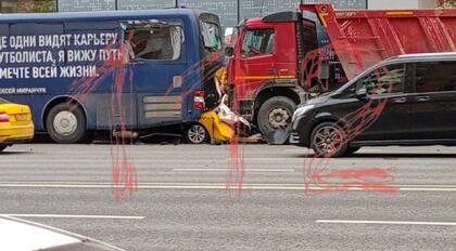 Un camión aplastó un taxi en Moscú