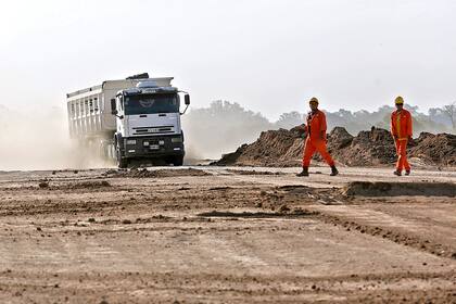 Un camión avanza sobre la traza de la futura autopista