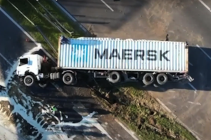 Qué se sabe del camión que volcó y derramó aceite en la autopista