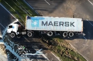 Qué se sabe del camión que volcó y derramó aceite en la autopista