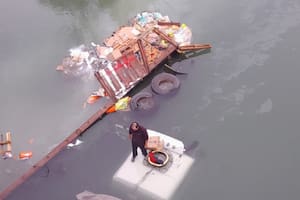 Un camionero quiso esquivar un piquete y cayó al río en Neuquén