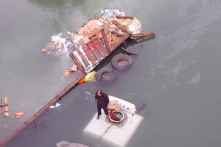 Un camionero quiso esquivar un piquete y cayó al río en Neuquén