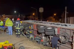 Tragedia en la ruta 9: un camión volcó y cayó sobre un auto donde había una familia