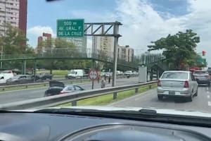 Un camión chocó contra un puente en General Paz