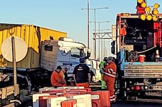 Chocaron dos camiones en Panamericana y Acceso Oeste y hay demoras para circular