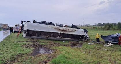 Un camión cisterna que transportaba fertilizante líquido colisionó frontalmente con un automóvil Renault Sandero