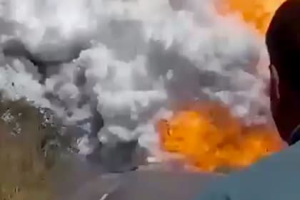 Un camión cisterna sufrió un incendio causó una tremenda explosión, fué en la ruta BR-10, que conecta los municipios de Paragominas y Ulianópolis en el estado de Pará, Brasil, dejó seis personas heridas