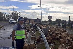 Un camión con aceite volcó en Rosario.