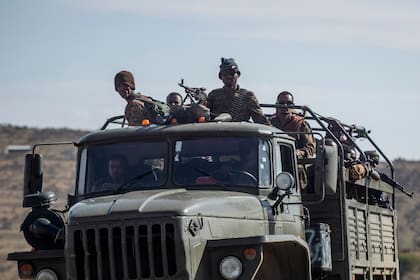 Un camión con soldados etíopes transita por un camino cerca de Agula, al norte de Mekele, en la región de Tigray, en el norte de Etiopía
