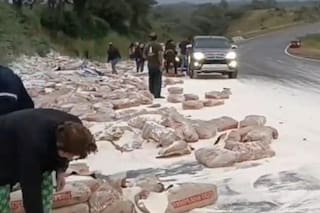 Volcó un camión que transportaba harina por una ruta y los automovilistas lo saquearon