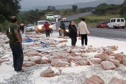 Un camión con un cargamento de harina volcó en Lumbreras, Salta, y los vecinos lo saquearon