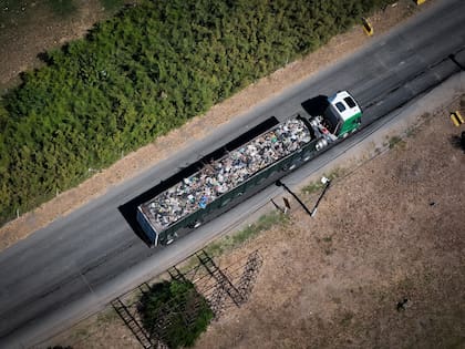 Un camión de basura llega al complejo de la Ceamse