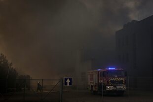 Un camión de bomberos abandona el lugar de un almacén destruido tras un bombardeo ruso en las afueras de Kyiv, Ucrania, el jueves 24 de marzo de 2022. 
