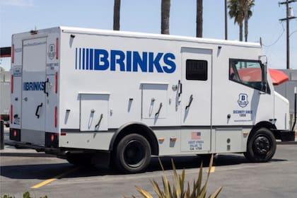 Un camión de Brinks Home Security Company viajaba hacia el sur por South Austin Boulevard cuando su puerta trasera de abrió (Adobe Stock)