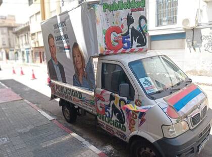 Un camión de campaña del Frente Amplio, con la foto de la fórmula presidencial