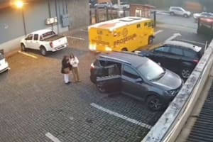 Un camión de caudales atropelló a dos mujeres