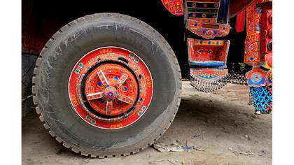 Un camión decorado a las afueras de Faisalabad