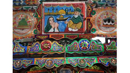 Un camión decorado a las afueras de Faisalabad