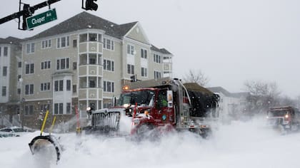 Un camión despeja las calles de nieve en New Jersey