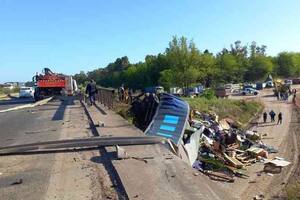 Un chofer murió tras despistar y caer con su camión desde el puente del río Luján
