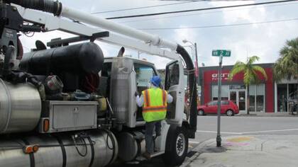Un camión drenó el agua estancada de las alcantarillas como una medida para erradicar la propagación del mosquito del zika