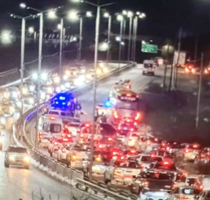 Un camión embistió a un motociclista y lo arrastró varios metros sobre la ruta 7 en Neuquén; caos de tránsito en la zona.