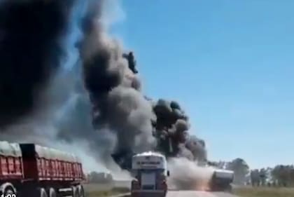 Un camión explotó en la ruta 3 cerca de Las Flores