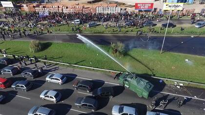 Un camión hidrante actúa contra el piquete en Panamericana y 197; los automovilistas quedaron en el medio