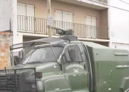 Un camión hidrante de la Gendarmería apostado en las afueras del Club Atlético Villa Ángela