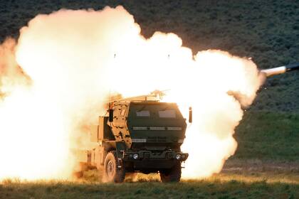 Un camión lanzador dispara el Sistema de Cohetes de Artillería de Alta Movilidad (HIMARS) fabricado por Lockheed Martin durante un entrenamiento de combate en el alto desierto del Centro de Entrenamiento de Yakima, Washington, el 23 de mayo de 2011.