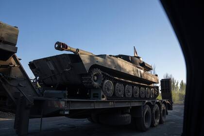 Un camión militar transporta una plataforma con montaje de artillería autopropulsada ucraniana en la región de Donetsk, Ucrania, el domingo 8 de mayo de 2022.