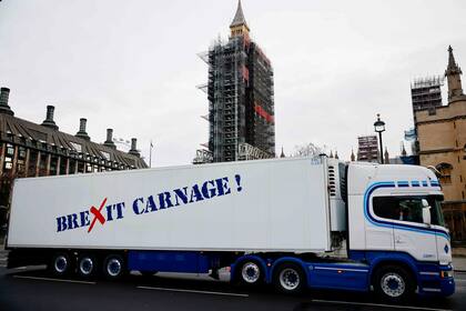 Un camión pasa frente al Parlamento con un mensaje que dice "¡Carnicería del Brexit!" en una acción de protesta de los pescadores escoceses contra las restricciones de burocracia y coronavirus posteriores al Brexit